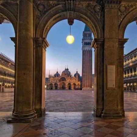 Venice Gold Room Exterior photo